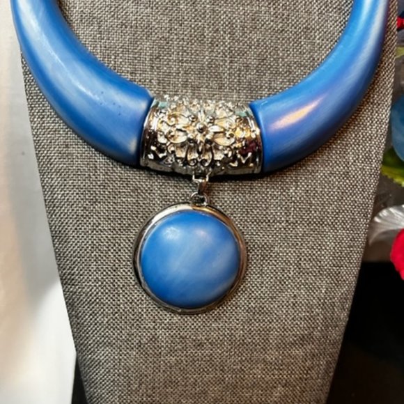 Blue Fashion Necklace Set with Matching Earrings. - Picture 2 of 4